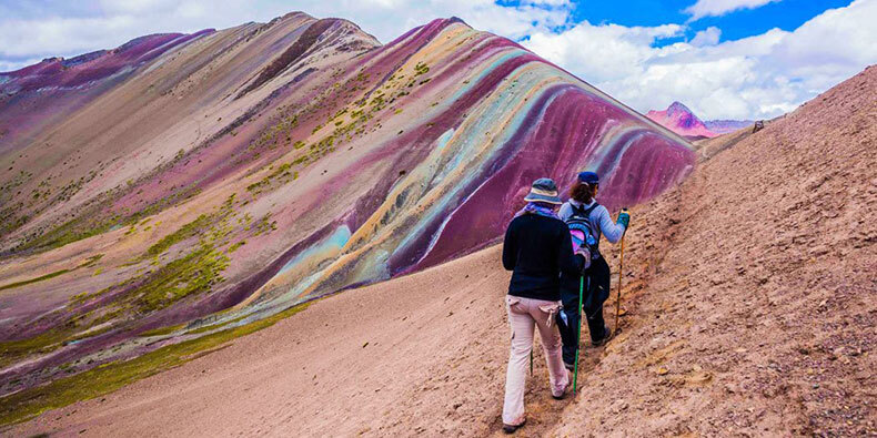 trek en la montaña de 7 colores y valle rojo