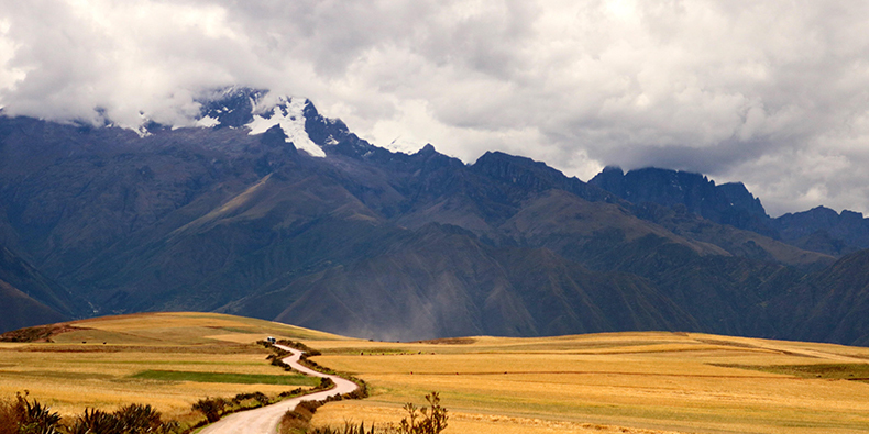 cusco path to the sacred valley