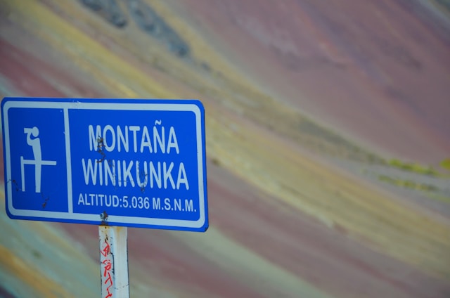 Montanha Colorida no Peru Altitude - Placa de Indicação