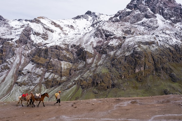 Montanha Colorida no Peru Altitude - Neve na Trilha